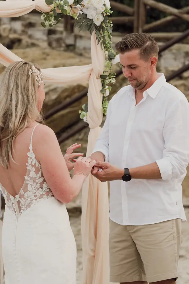 El novio pone el anillo a la novia