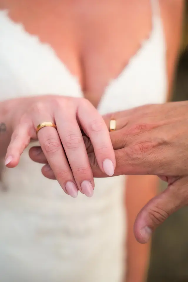Las manos de los novios con los anillos puestos