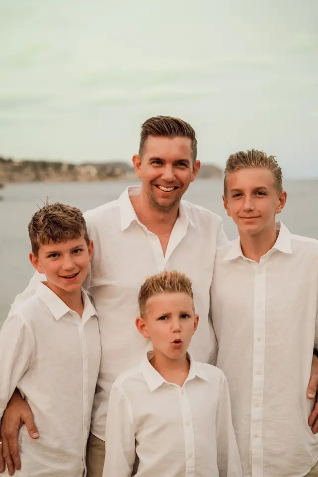 Foto de familia en la orilla al final del día