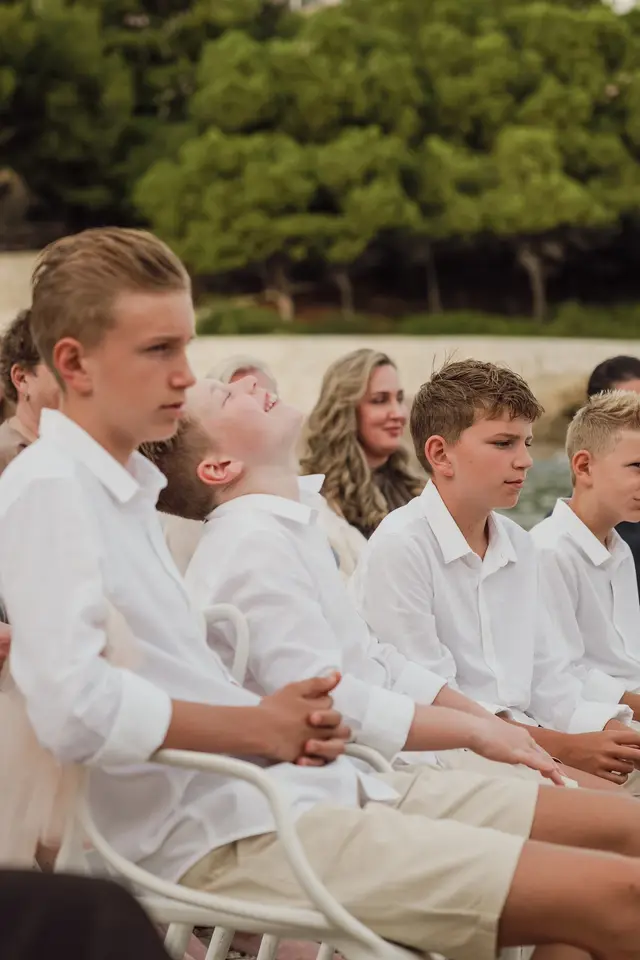 Los niños invitados se ríen durante la ceremonia
