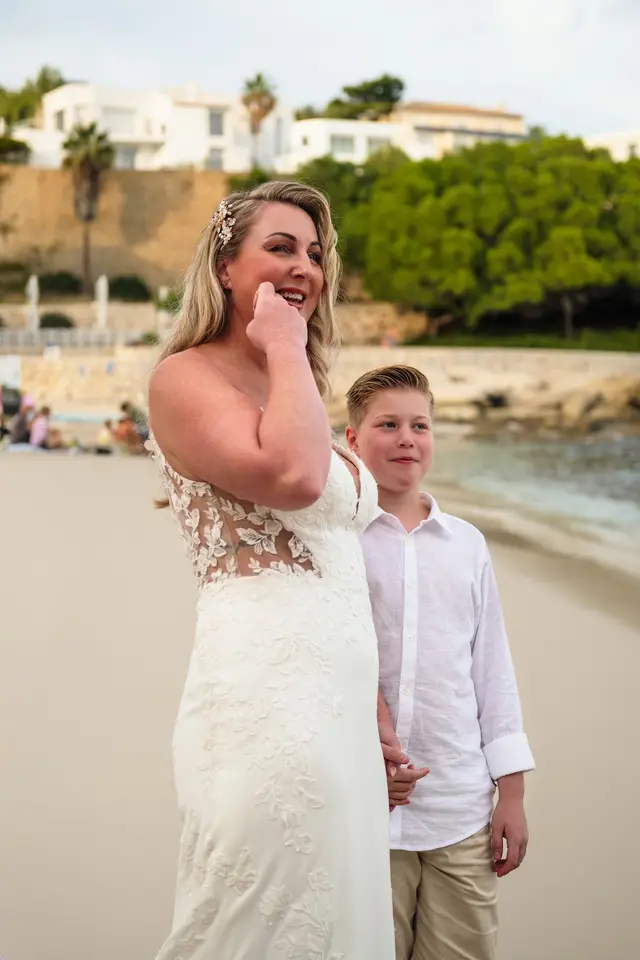 La novia se emociona al llegar a la ceremonia