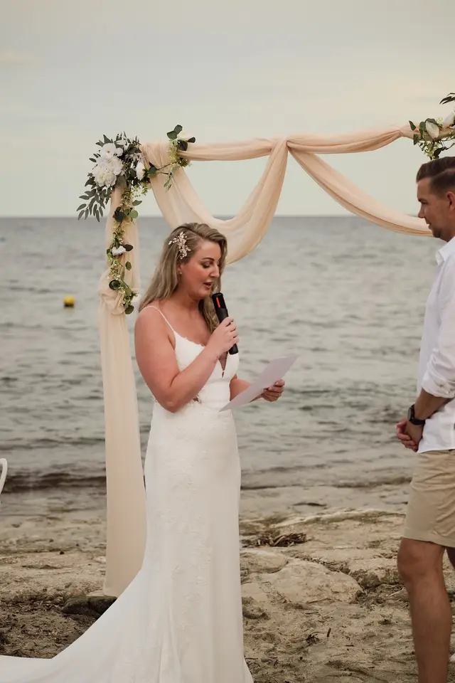 La novia lee sus votos junto al arco
