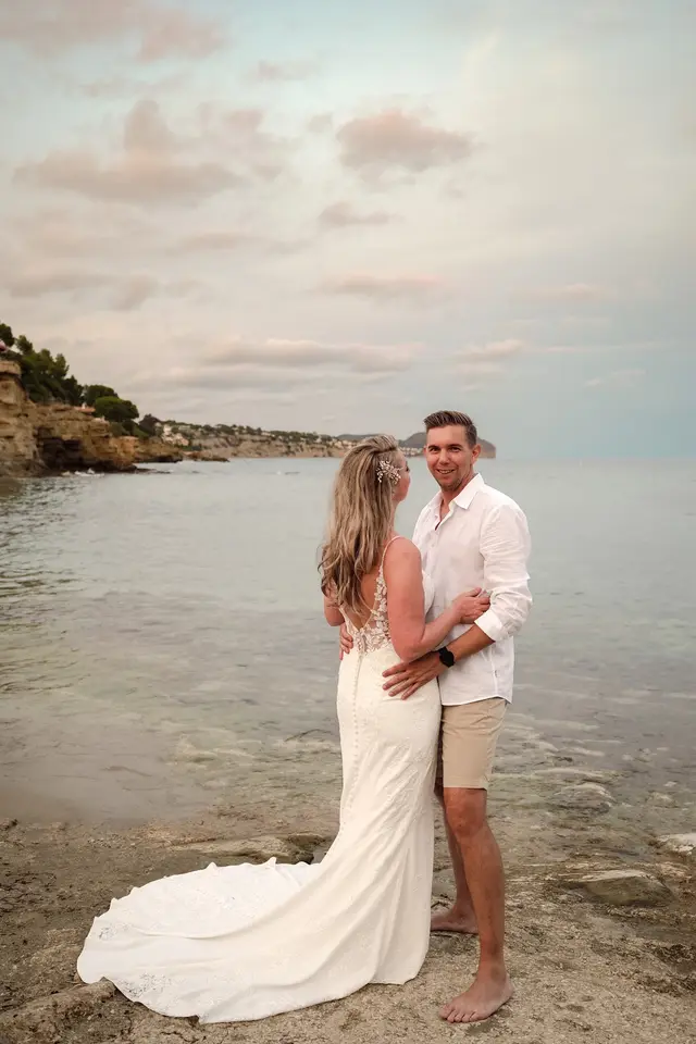 Los novios en la orilla, con la cala al fondo