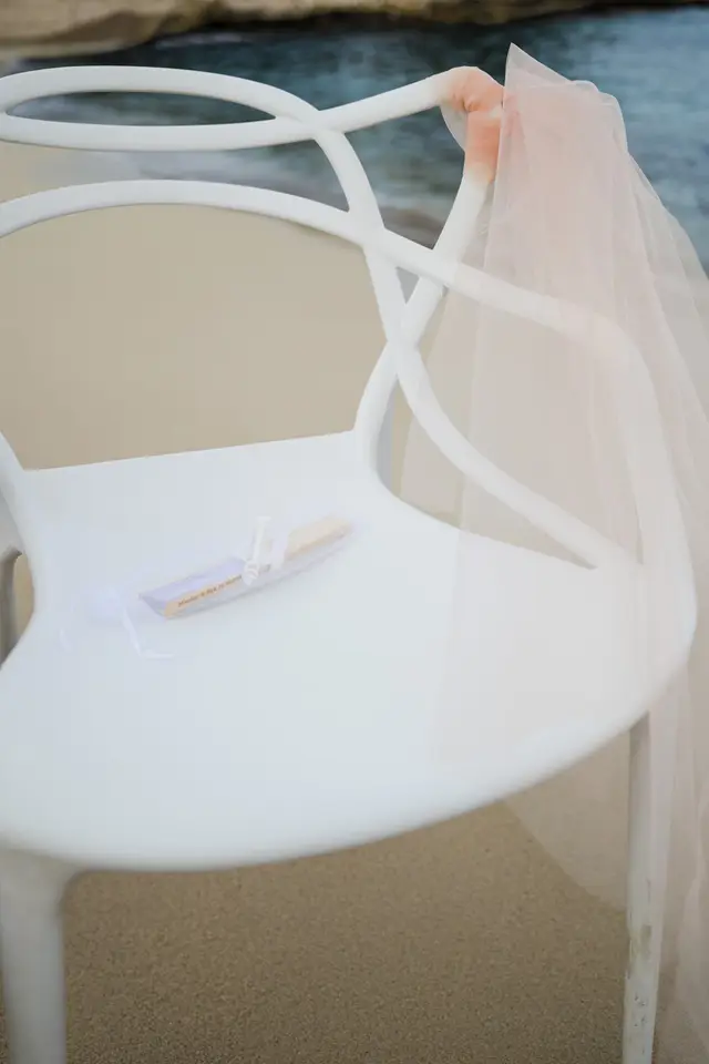 Detalle de una silla blanca de la ceremonia con un lazo de tul